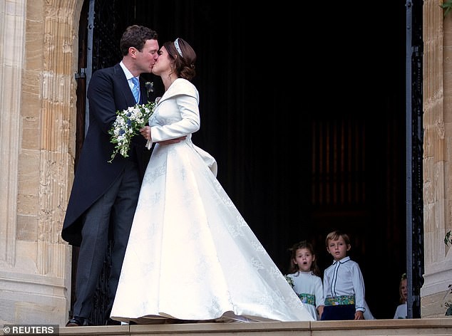 Khi cả gia đình diện trang phục sang trọng dự đám cưới Công chúa Eugenie thì bà Camilla ở nơi xa xôi làm việc này - Ảnh 2.