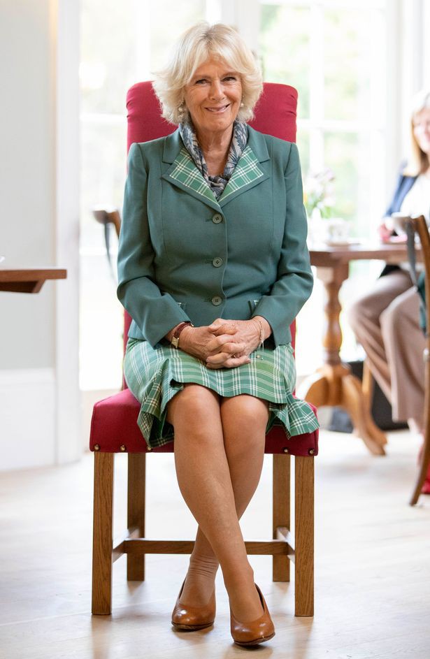 Khi cả gia đình diện trang phục sang trọng dự đám cưới Công chúa Eugenie thì bà Camilla ở nơi xa xôi làm việc này - Ảnh 6.