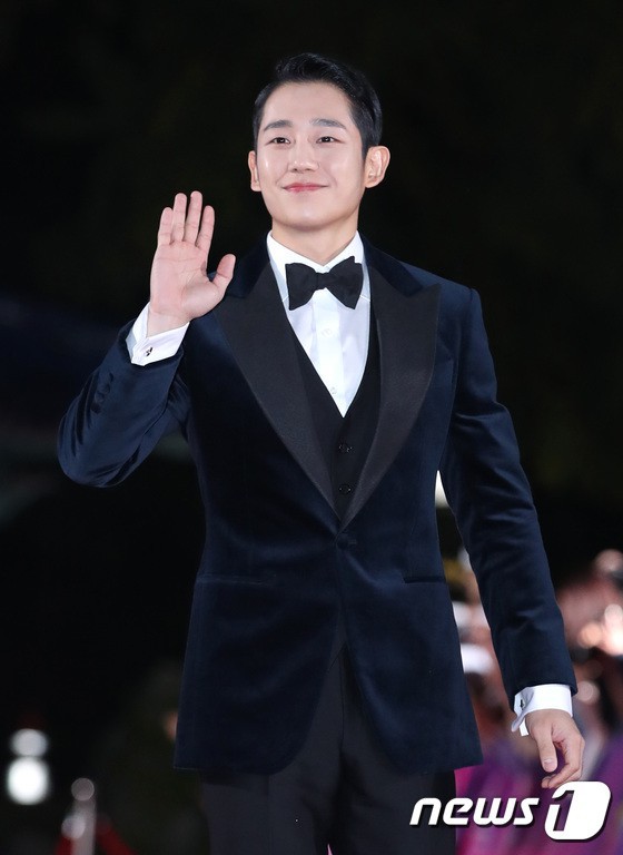 Thảm đỏ APAN Star Awards 2018: Cậu em quốc dân Jung Hae In tăng cân mặt tròn xoe, người yêu GD ngượng ngùng lấy tay giữ váy che ngực khủng - Ảnh 1.