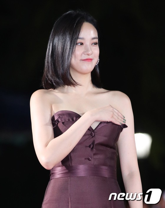 Thảm đỏ APAN Star Awards 2018: Cậu em quốc dân Jung Hae In tăng cân mặt tròn xoe, người yêu GD ngượng ngùng lấy tay giữ váy che ngực khủng - Ảnh 6.