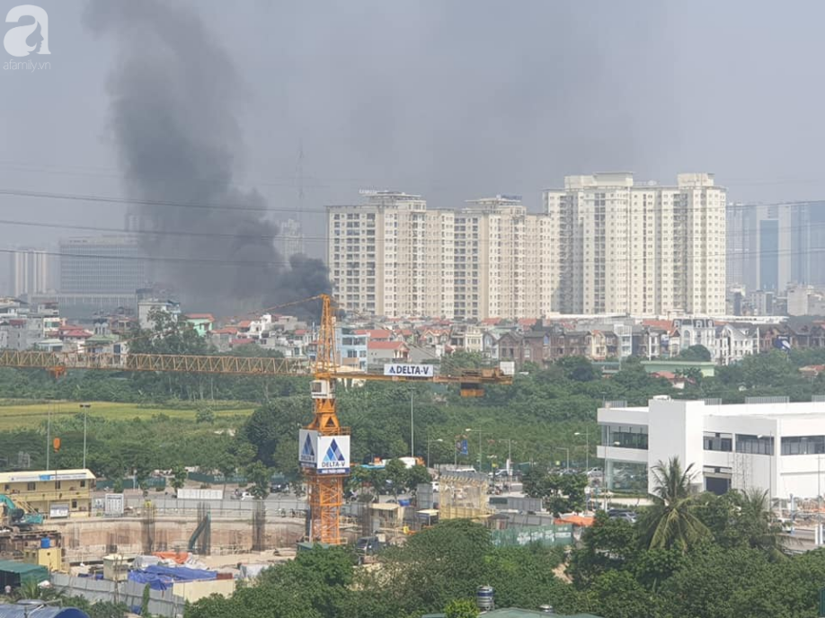 Hà Nội: Lửa bùng cháy dữ dội tại xưởng sản xuất sofa, lan sang nhà dân - Ảnh 2.