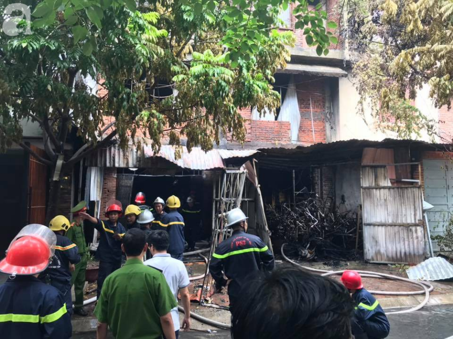 Hà Nội: Lửa bùng cháy dữ dội tại xưởng sản xuất sofa, lan sang nhà dân - Ảnh 10.