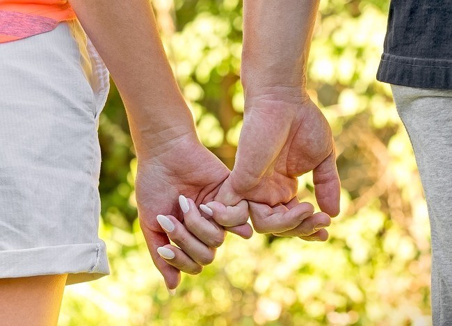 Bạn thường nắm tay người thương như thế nào? Nó tiết lộ khá nhiều điều đấy - Ảnh 4. Bạn thường nắm tay người thương như thế nào? Nó tiết lộ khá nhiều điều đấy - Ảnh 4.