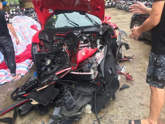 Vụ siêu xe Ferrari của ca sĩ Tuấn Hưng gặp tai nạn, nát đầu: Trên xe có ca sĩ Tuấn Hưng và lái xe - Ảnh 2.