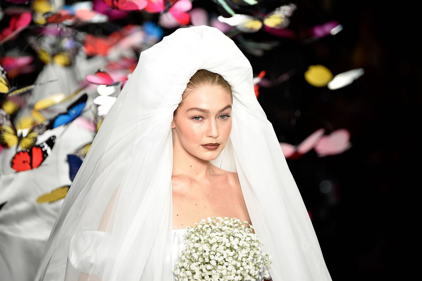 Cận cảnh váy cưới và phụ kiện hơn 160 triệu đồng của Tóc Tiên