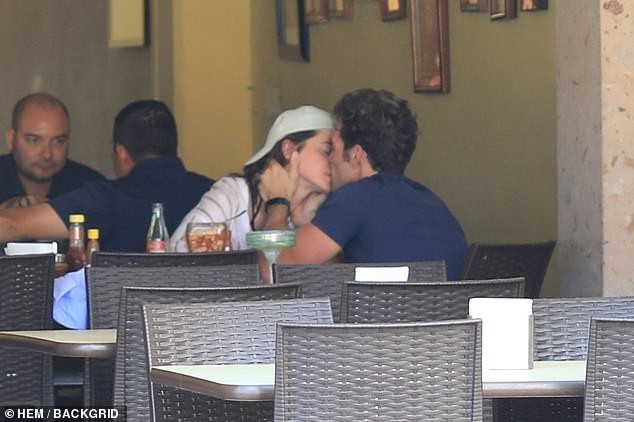 Sau 4 tháng chia tay người cũ, phù thủy Emma Watson đã lộ ảnh hôn đắm đuối bạn trai mới  - Ảnh 1.