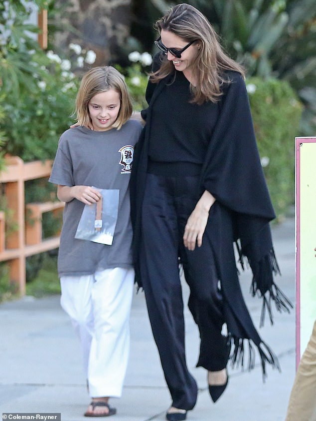 Angelina Jolie cười tươi rạng rỡ cùng con gái dạo phố, mặc kệ tin đồn hẹn hò của chồng cũ  - Ảnh 1.