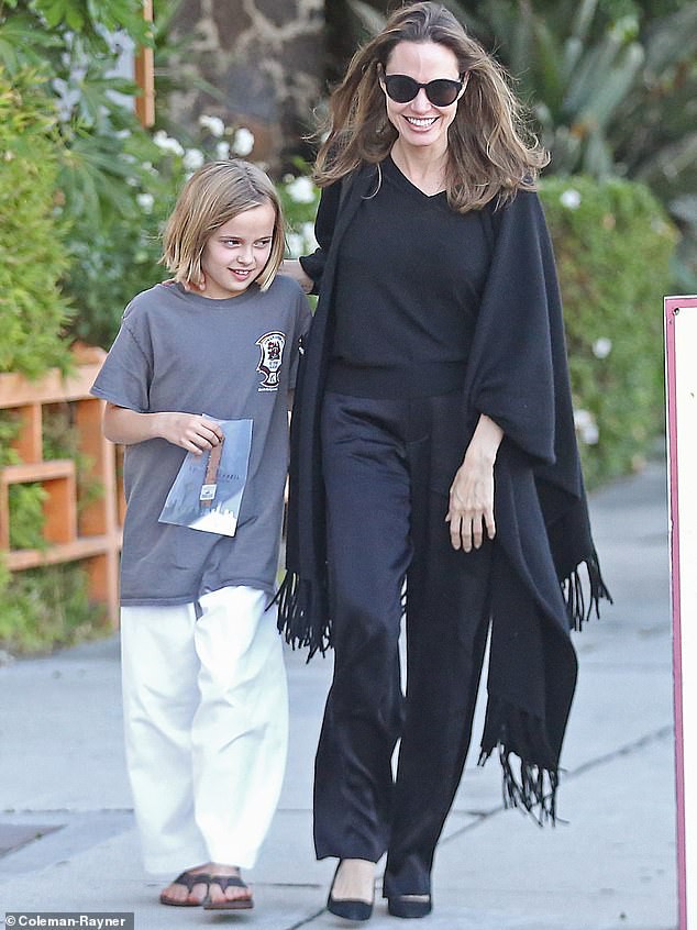 Angelina Jolie cười tươi rạng rỡ cùng con gái dạo phố, mặc kệ tin đồn hẹn hò của chồng cũ  - Ảnh 2.