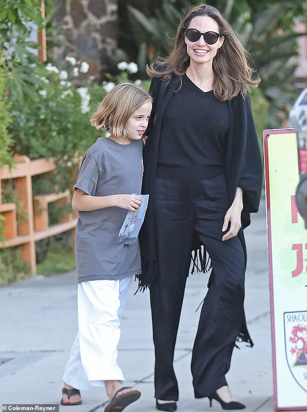 Angelina Jolie cười tươi rạng rỡ cùng con gái dạo phố, mặc kệ tin đồn hẹn hò của chồng cũ  - Ảnh 3.