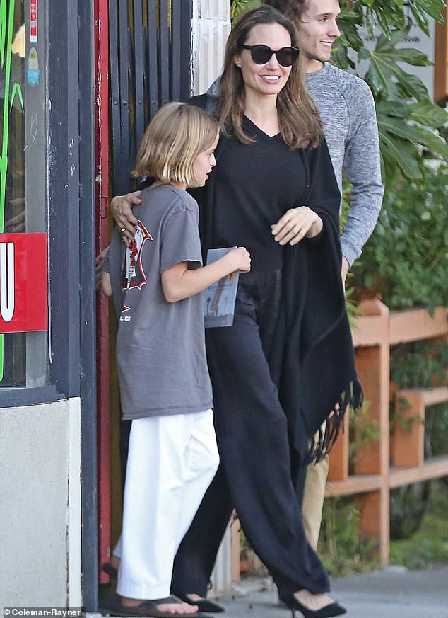 Angelina Jolie cười tươi rạng rỡ cùng con gái dạo phố, mặc kệ tin đồn hẹn hò của chồng cũ  - Ảnh 4.