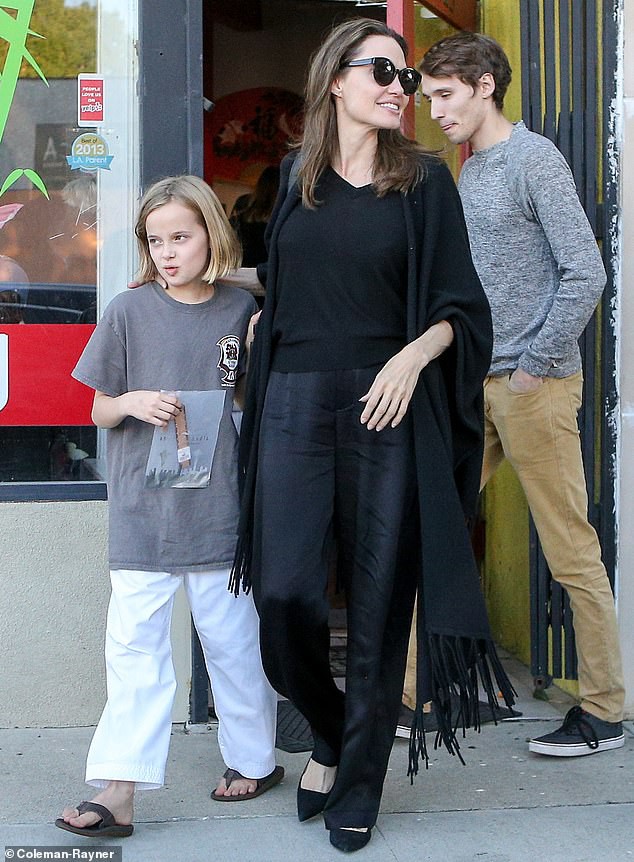 Angelina Jolie cười tươi rạng rỡ cùng con gái dạo phố, mặc kệ tin đồn hẹn hò của chồng cũ  - Ảnh 5.