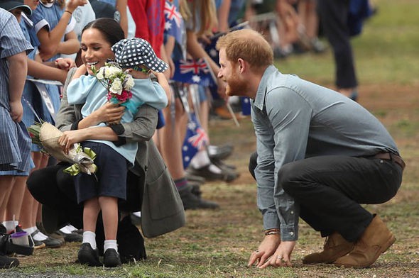 Sinh ra là em bé ngậm thìa bạc nhưng con của Meghan sẽ có cuộc sống khác biệt so với Hoàng tử George - Ảnh 3. Sinh ra là em bé ngậm thìa bạc nhưng con của Meghan sẽ có cuộc sống khác biệt so với Hoàng tử George - Ảnh 3.