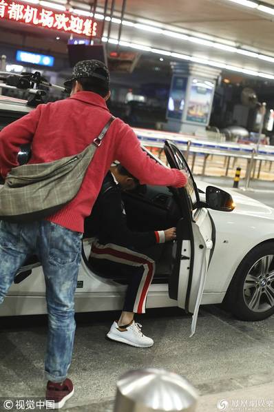 Hình ảnh Lý Thần ở sân bay vội vã trở về Trung Quốc để gặp Phạm Băng Băng - Ảnh 1.