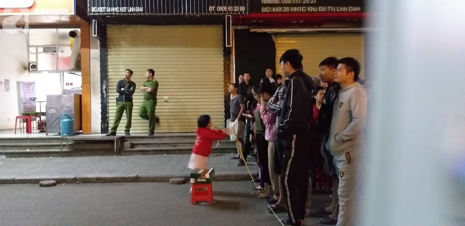 Vụ bé sơ sinh rơi từ tầng cao ở HH Linh Đàm: Lực lượng chức năng đưa thi thể bé đi trong thương xót - Ảnh 5. Vụ bé sơ sinh rơi từ tầng cao ở HH Linh Đàm: Lực lượng chức năng đưa thi thể bé đi trong thương xót - Ảnh 5.