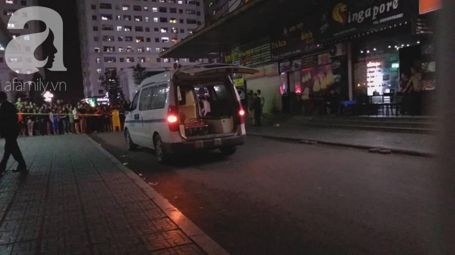 Vụ bé sơ sinh rơi từ tầng cao ở HH Linh Đàm: Lực lượng chức năng đưa thi thể bé đi trong thương xót - Ảnh 3. Vụ bé sơ sinh rơi từ tầng cao ở HH Linh Đàm: Lực lượng chức năng đưa thi thể bé đi trong thương xót - Ảnh 3.