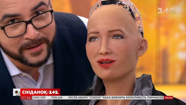 Robot Sofia có nụ hôn đầu đời với bạn trai ngay trên sóng truyền hình trực tiếp - Ảnh 4.