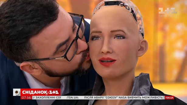 Robot Sofia có nụ hôn đầu đời với bạn trai ngay trên sóng truyền hình trực tiếp - Ảnh 5.