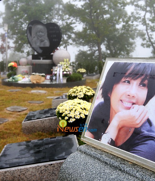 10 năm trôi qua, hai con của nữ diễn viên quá cố Choi Jin Sil vẫn không nguôi nỗi đau mất mẹ   - Ảnh 1.