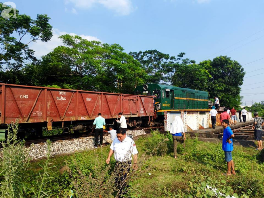 Hà Nội: Xe tải bị tàu hỏa tông đẩy xa hàng chục mét do qua đường thiếu quan sát - Ảnh 6.