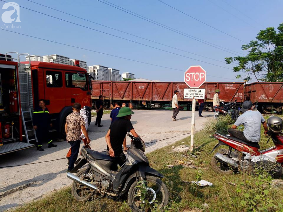 Hà Nội: Xe tải bị tàu hỏa tông đẩy xa hàng chục mét do qua đường thiếu quan sát - Ảnh 4.