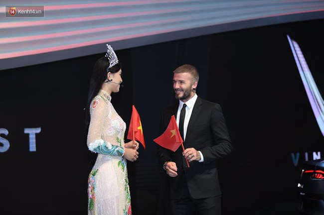 Diện áo dài sóng đôi cùng danh thủ David Beckham, HH Tiểu Vy bất ngờ đụng độ bất phân thắng bại với HHen Niê  - Ảnh 5.