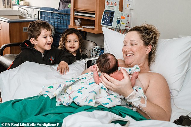 Bà mẹ tự tay kéo thai nhi ra khỏi bụng trong ca sinh mổ đặc biệt - Ảnh 4.