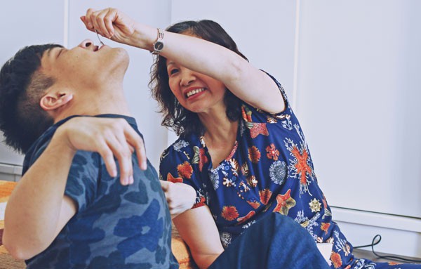 Ngày 20/10, chuyện về người mẹ 23 năm là đôi chân đưa con đi muôn nơi gây xúc động mạnh - Ảnh 1. Ngày 20/10, chuyện về người mẹ 23 năm là đôi chân đưa con đi muôn nơi gây xúc động mạnh - Ảnh 1.
