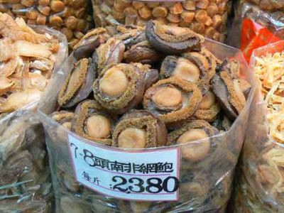 B&agrave;n tiệc h&agrave;ng chục ngh&igrave;n USD ở TQ v&agrave; c&acirc;u chuyện đằng sau t&iacute;nh mạng ngư d&acirc;n ngh&egrave;o ở Nam Phi - Ảnh 2.