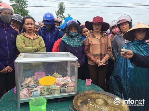Hà Tĩnh: Hàng trăm người đội mưa tiễn đưa vợ chồng trẻ cùng 2 con thơ - Ảnh 1.