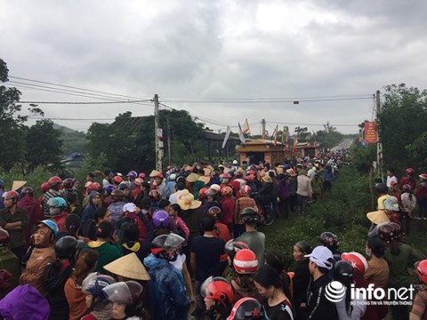 Hà Tĩnh: Hàng trăm người đội mưa tiễn đưa vợ chồng trẻ cùng 2 con thơ - Ảnh 2.
