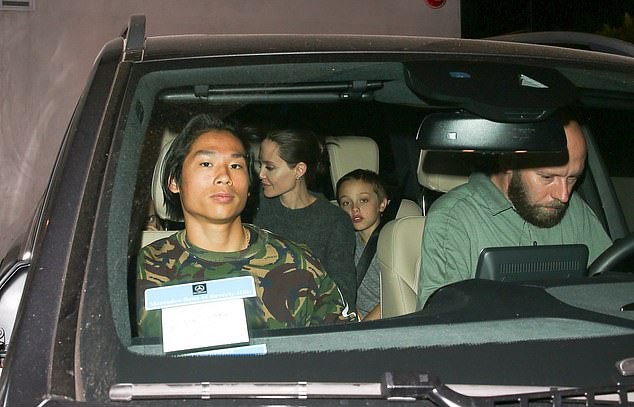 Pax Thiên càng ngày càng nam tính, hộ tống mẹ Angelina Jolie và các em đi ăn tối  - Ảnh 4.