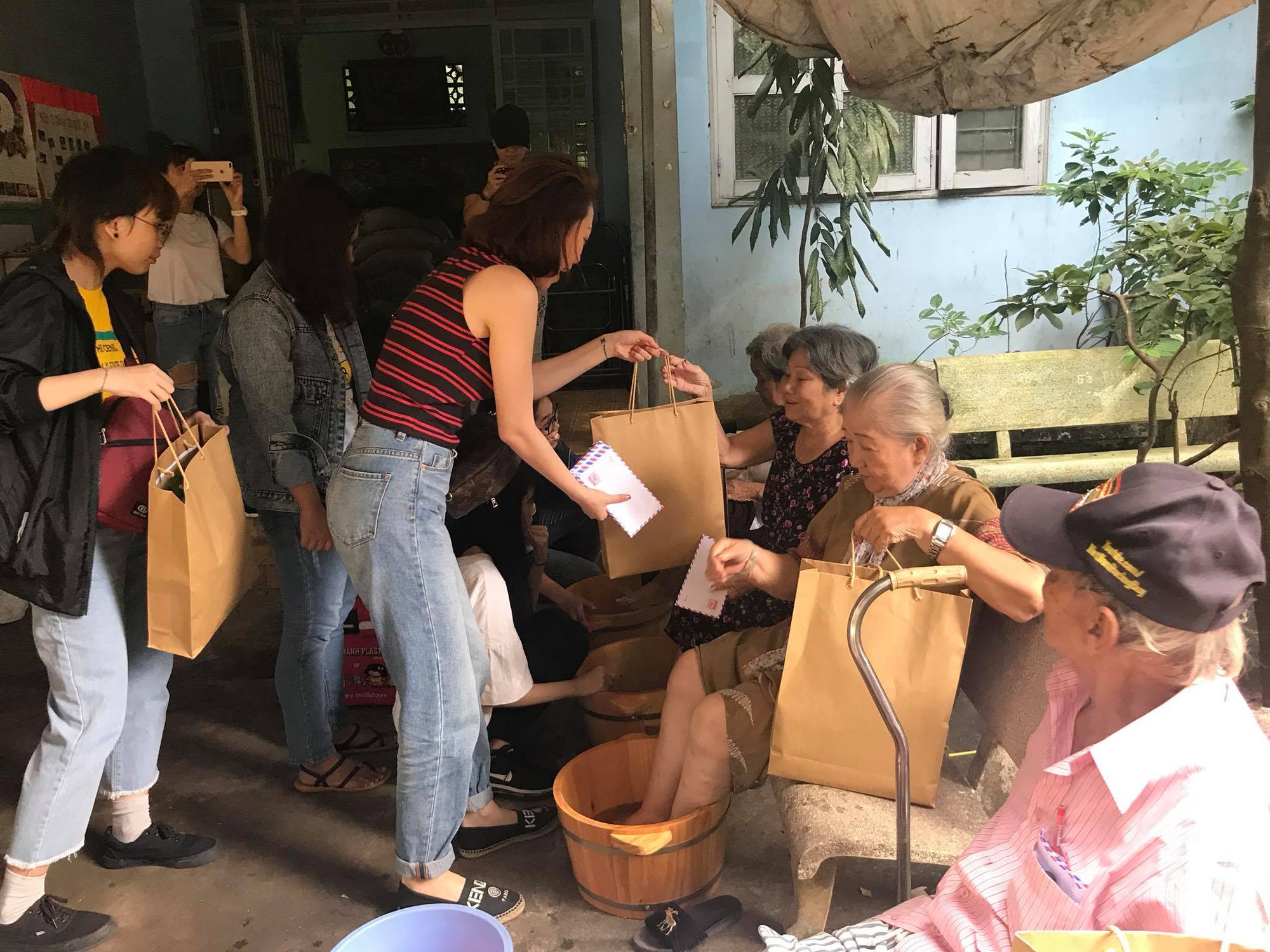 Sau ồn &agrave;o b&iacute; mật ăn hỏi Ho&agrave;ng Touliver, T&oacute;c Ti&ecirc;n lẳng lặng đi l&agrave;m từ thiện - Ảnh 4.