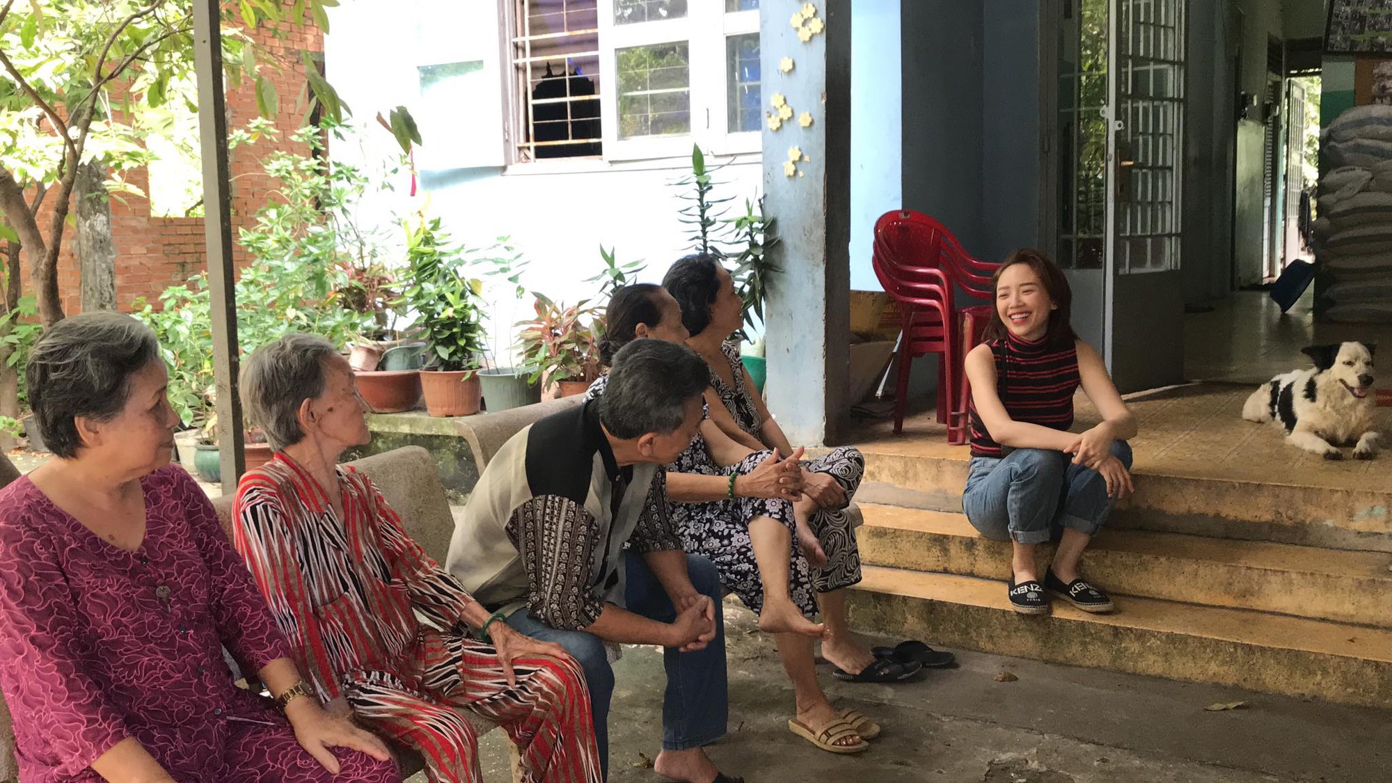 Sau ồn &agrave;o b&iacute; mật ăn hỏi Ho&agrave;ng Touliver, T&oacute;c Ti&ecirc;n lẳng lặng đi l&agrave;m từ thiện - Ảnh 6.