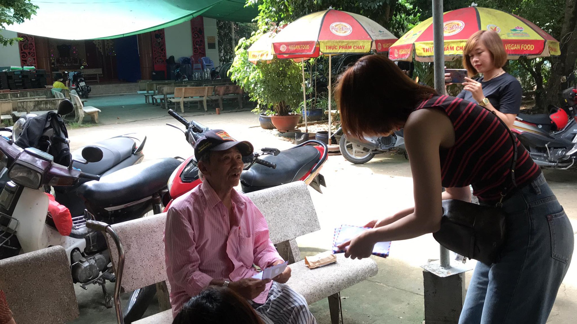 Sau ồn &agrave;o b&iacute; mật ăn hỏi Ho&agrave;ng Touliver, T&oacute;c Ti&ecirc;n lẳng lặng đi l&agrave;m từ thiện - Ảnh 3.