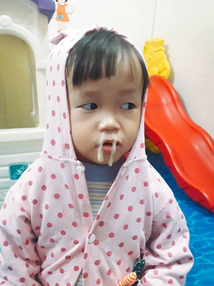 Bức ảnh bé gái mầm non thò lò mũi xanh rất đáng yêu, nhưng người nhận lời khen lại là cô giáo - Ảnh 1. Bức ảnh bé gái mầm non thò lò mũi xanh rất đáng yêu, nhưng người nhận lời khen lại là cô giáo - Ảnh 1.