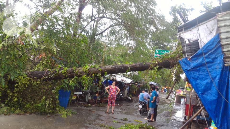 Mưa chỉ 15 phút, đường Sài Gòn lại biến thành sông khiến học sinh bì bõm lội nước về nhà giờ tan trường - Ảnh 1.