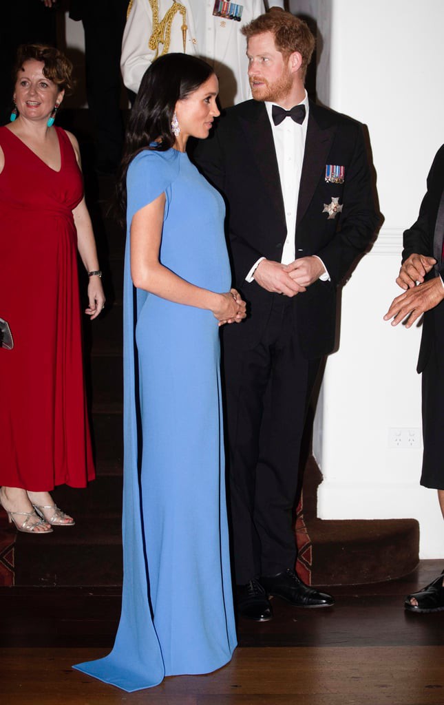 Diện đầm suông rộng giấu dáng, nhưng đây là lần Công nương Meghan lộ bụng bầu rõ nhất - Ảnh 3. Diện đầm suông rộng giấu dáng, nhưng đây là lần Công nương Meghan lộ bụng bầu rõ nhất - Ảnh 3.