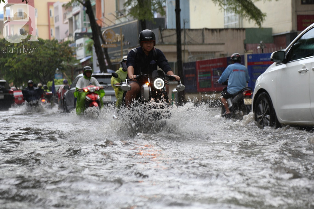 Mưa chỉ 15 phút, đường Sài Gòn lại biến thành sông khiến học sinh bì bõm lội nước về nhà giờ tan trường - Ảnh 5.