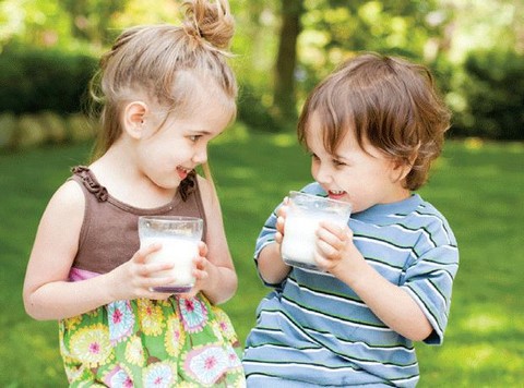 Bí quyết cho trẻ uống sữa đúng cách và những sai lầm cần tránh - Ảnh 1.
