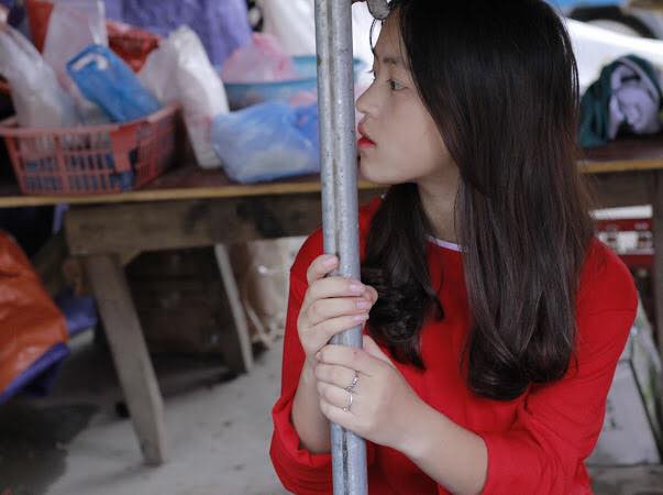 Em gái bán lê ở Hà Giang bất ngờ nổi tiếng mạng xã hội, phượt thủ nào đi ngang cũng muốn chụp ảnh chung - Ảnh 3.
