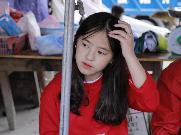 Em gái bán lê ở Hà Giang bất ngờ nổi tiếng mạng xã hội, phượt thủ nào đi ngang cũng muốn chụp ảnh chung - Ảnh 4.