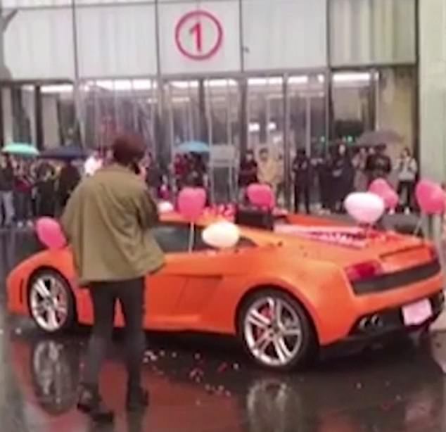 Chàng trai Trung Quốc mang Lamborghini đi cầu hôn bạn gái ngoại quốc xinh đẹp và cái kết không ai ngờ - Ảnh 1.