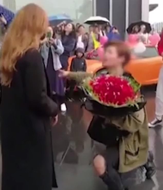 Chàng trai Trung Quốc mang Lamborghini đi cầu hôn bạn gái ngoại quốc xinh đẹp và cái kết không ai ngờ - Ảnh 4.