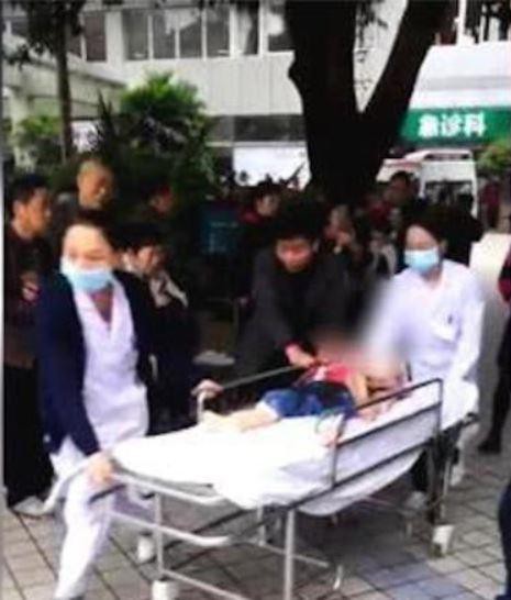 Trung Quốc: Người phụ nữ loạn trí cầm dao chặt thịt tấn công trường mẫu giáo, ít nhất 14 học sinh bị thương - Ảnh 4.