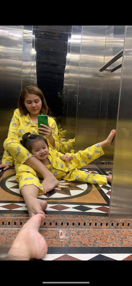 Hai mẹ con Vân Trang diện đồ đôi, vui đùa hết cỡ trong thang máy - Ảnh 4.