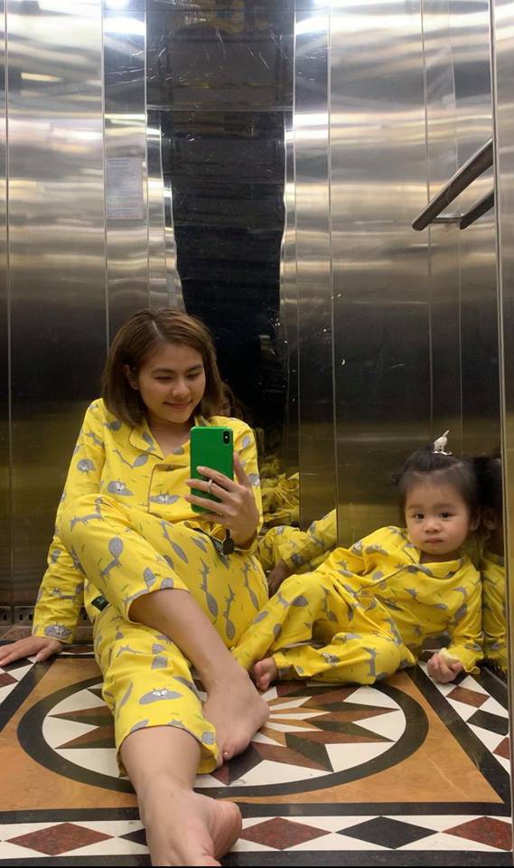 Hai mẹ con Vân Trang diện đồ đôi, vui đùa hết cỡ trong thang máy - Ảnh 2.