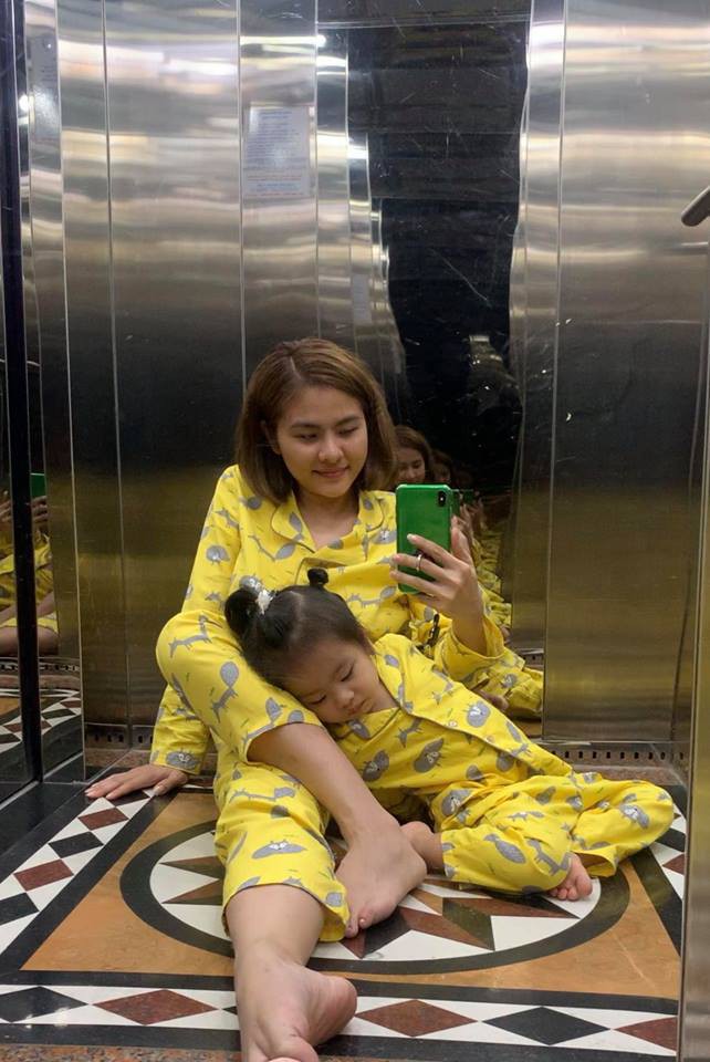Hai mẹ con Vân Trang diện đồ đôi, vui đùa hết cỡ trong thang máy - Ảnh 3.