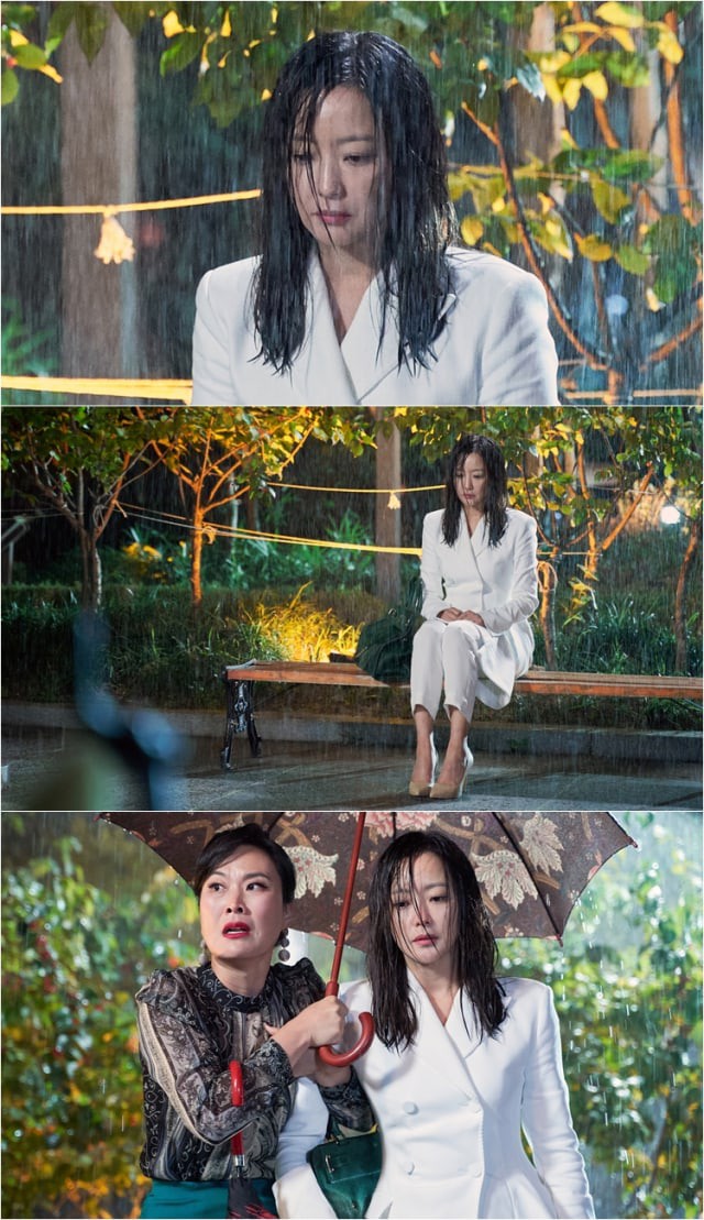 Kim Hee Sun lại khiến fan xót xa khi để lộ hình ảnh tiều tụy dưới mưa - Ảnh 2.