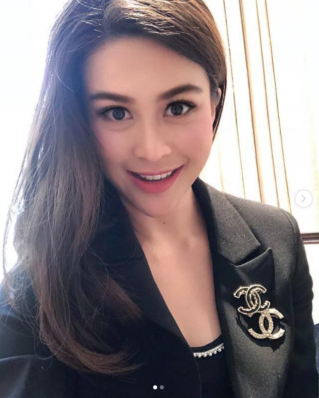 Sự nghiệp không phải dạng vừa của nữ trợ lý tử nạn cùng chủ tịch Leicester - Á hậu Hoàn vũ Thái Lan - Ảnh 1.