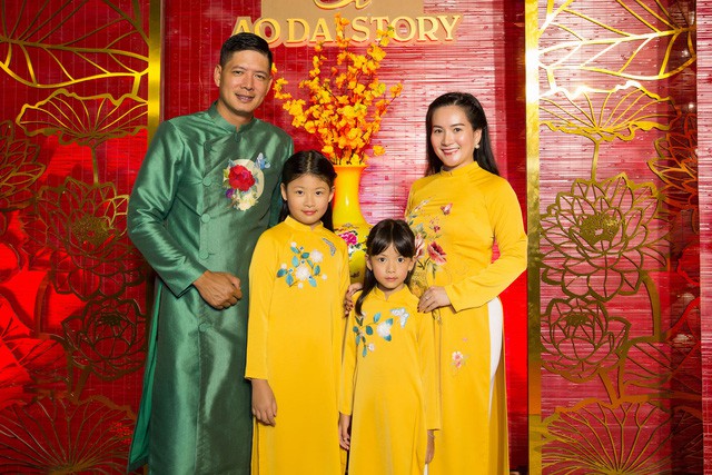 Gia đình Bình Minh diện áo dài nổi bật bên Hoa hậu Tiểu Vy và Ngọc Hân - Ảnh 1.
